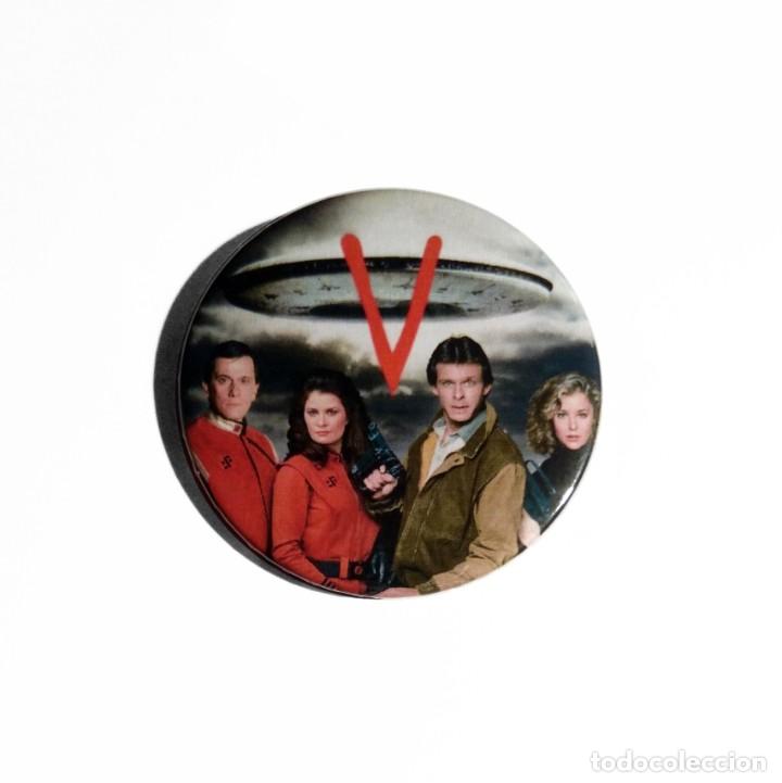 Cine: V (LOS VISITANTES) - CHAPA 59MM (CON IMPERDIBLE)