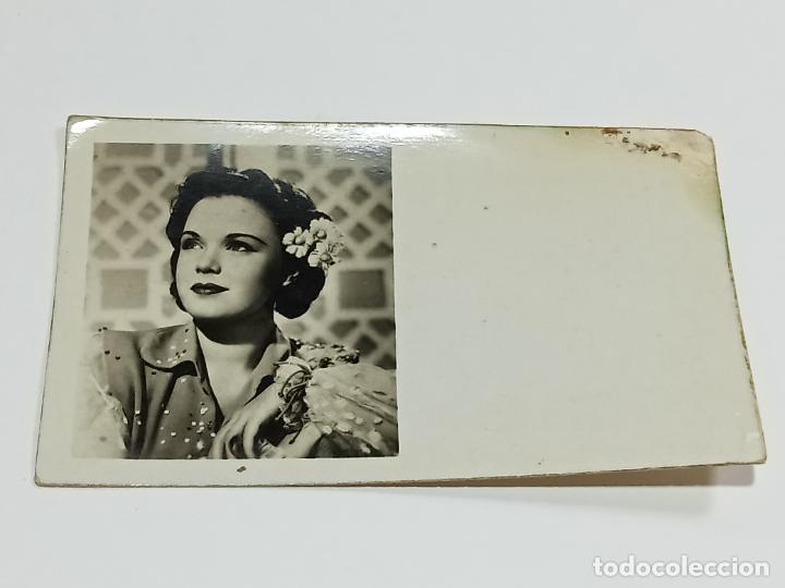 Cinema: ANTIGUO CROMO. ACTRIZ DE CINE A IDENTIFICAR. APAISADO. 10 X 6.5 CM.