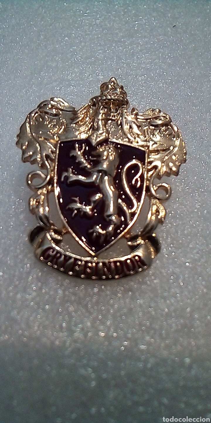 Cine: PIN 202 HARRY POTTER GRYFFINDOR ESCUDO HER&Aacute;LDICO METAL DORADO WARNER BROS