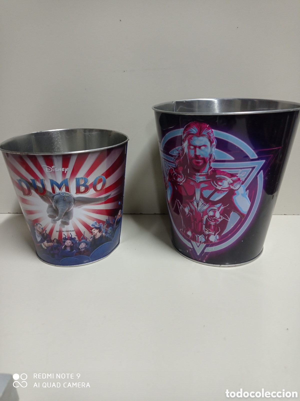 Cine: Lote dos cubos met&aacute;licos para palomitas usados en el cine. Pel&iacute;cula Dumbo y pel&iacute;cula Thor LOVE.....