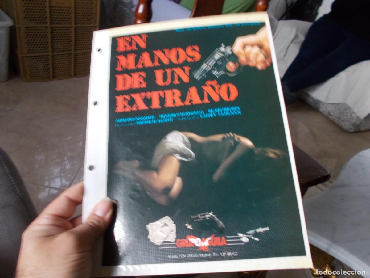 Cinema: EN MANOS DE UN EXTRA&Ntilde;O ,, SOLO PORTADA TAMA&Ntilde;O FOLIO , ,,,