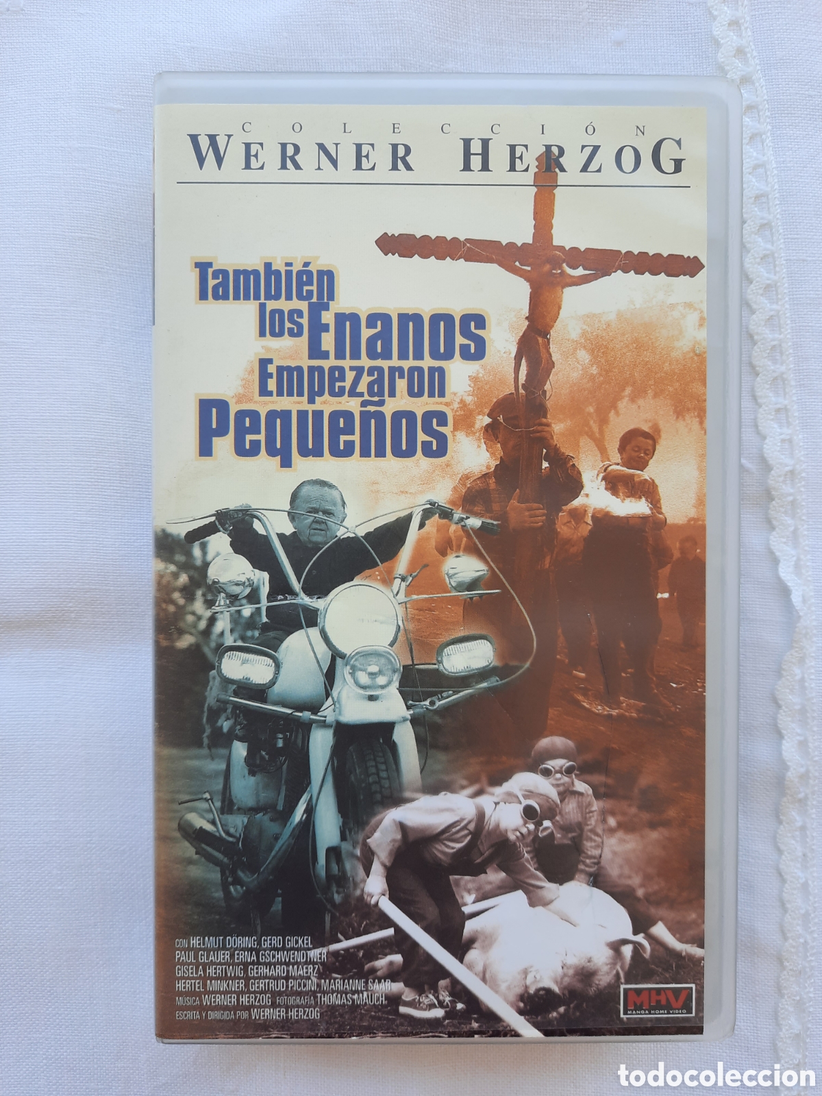 Cine: VHS - TAMBI&Eacute;N LOS ENANOS EMPEZARON PEQUE&Ntilde;OS de WERNER HERZOG (CINE ALEMAN CLASICO)&nbsp; CINTA DE VIDEO
