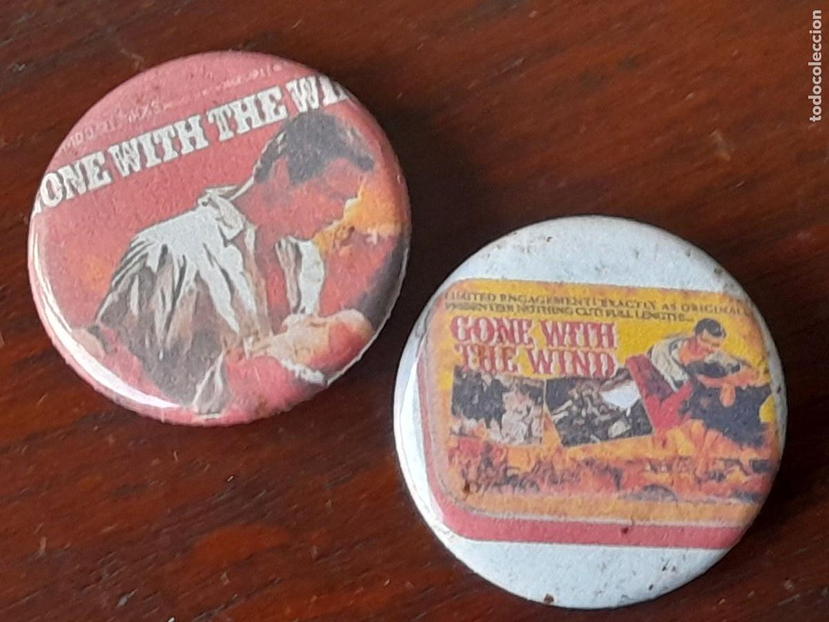 Kino: Lote de 2 chapas de tematica cinefila con imagenes de publicidad de la pelicula &rdquo;gone with the wind&rdquo;