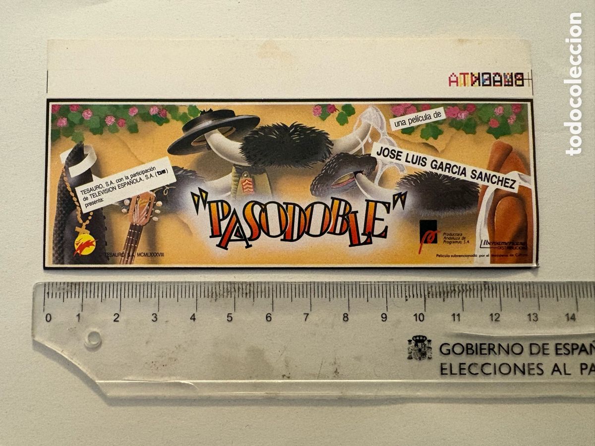 Cine: Pegatina pel&iacute;cula PASODOBLE de Jos&eacute; Luis Garc&iacute;a S&aacute;nchez con Fernando Rey, Juan Diego, Cassen