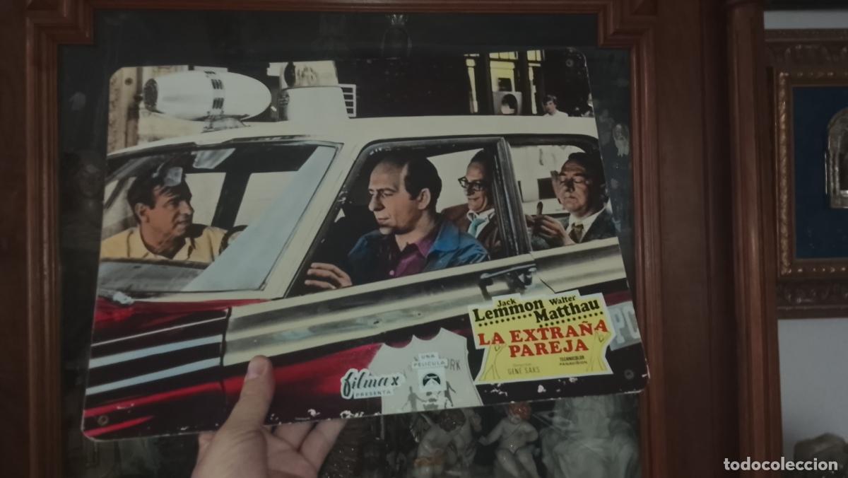 Cine: AFICHE EN CARTON DE LA PELICULA de cine la extra&ntilde;a pareja jack lemmon walter matthau 39 X 29CM