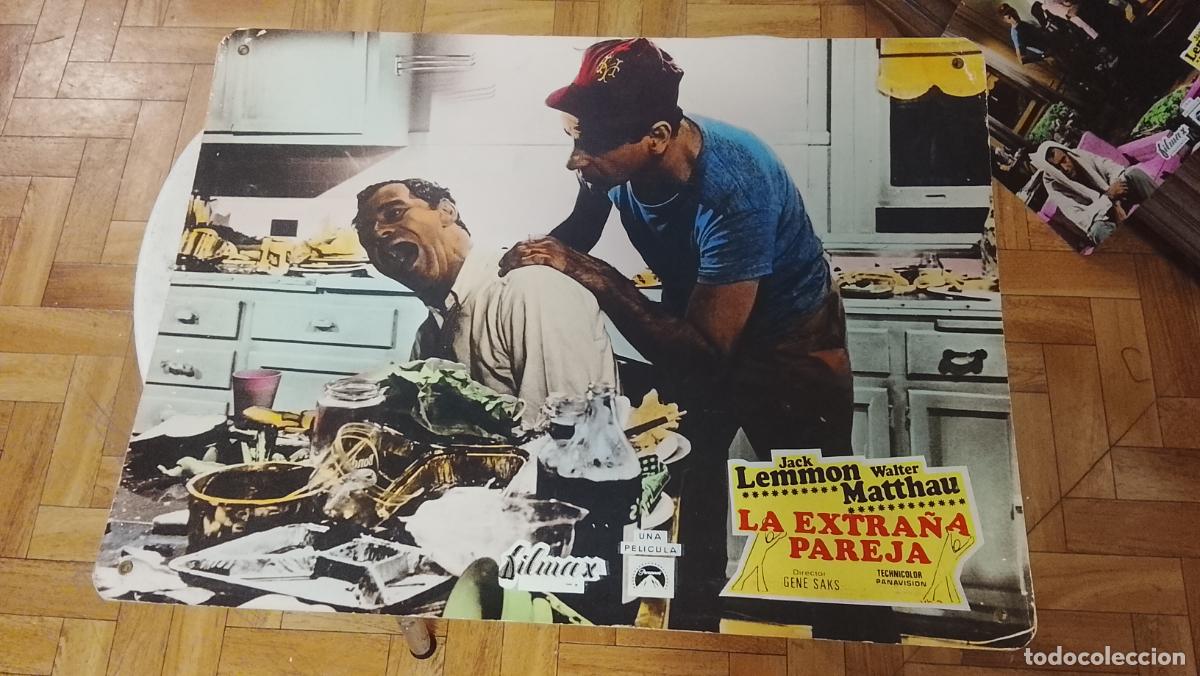 Cine: AFICHE EN CARTON DE LA PELICULA de cine la extra&ntilde;a pareja jack lemmon walter matthau 39 X 29CM