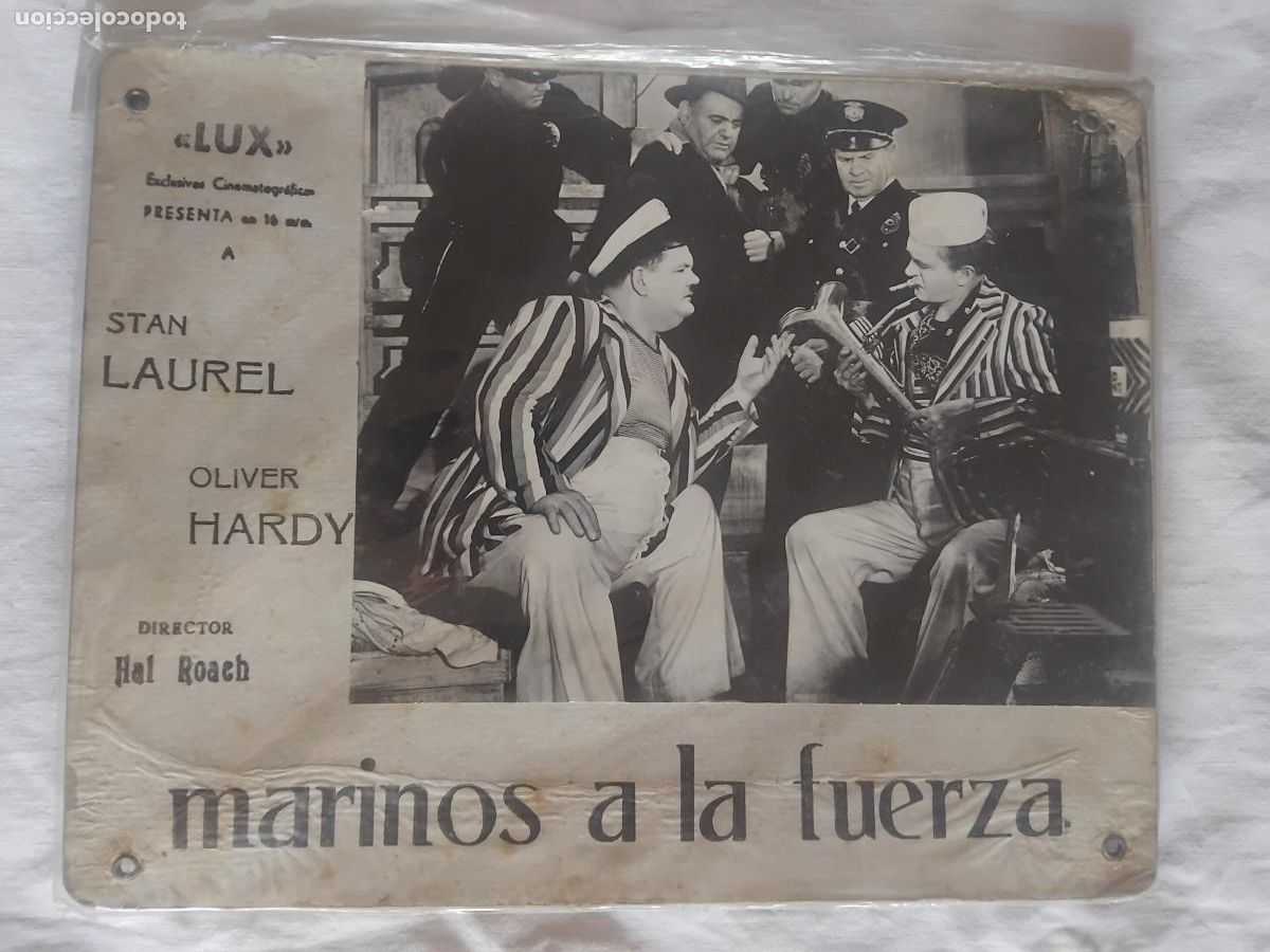 Cine: MARINOS A LA FUERZA. STAN LAUREL Y OLIVER HARDY. LOBY CARD FOTOGRAFIA SOBRE CARTON 29X23 cm