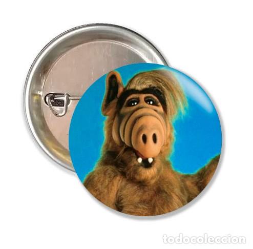 Cine: CHAPA ALFILER 38 MM - SERIES DE TELEVISION - ALF
