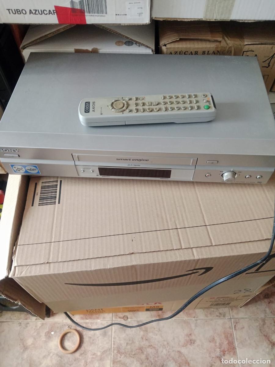 Cine: Grabador y reproductor de VHS marca Sony.