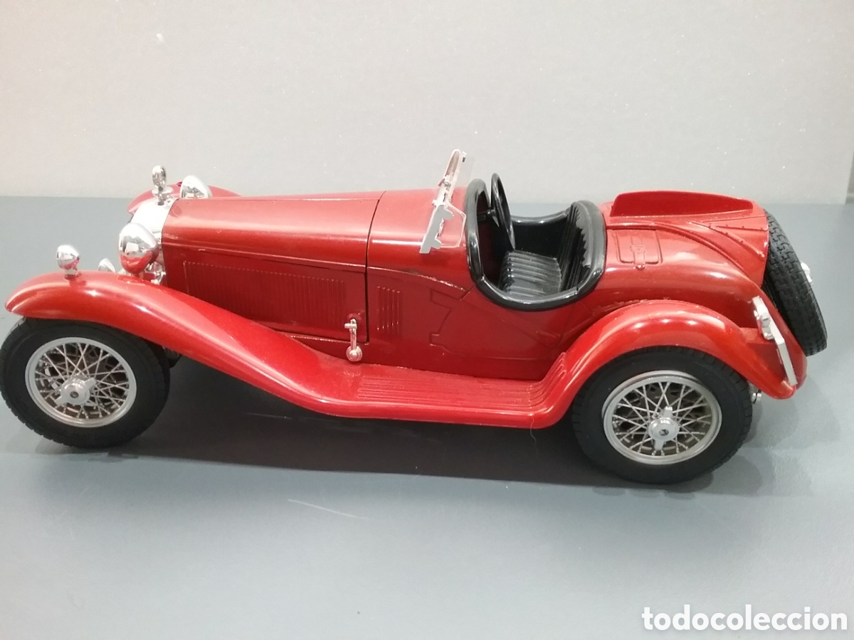 Coche Alfa Romeo 2300 Spider. Escala 1/18. Marca Burago