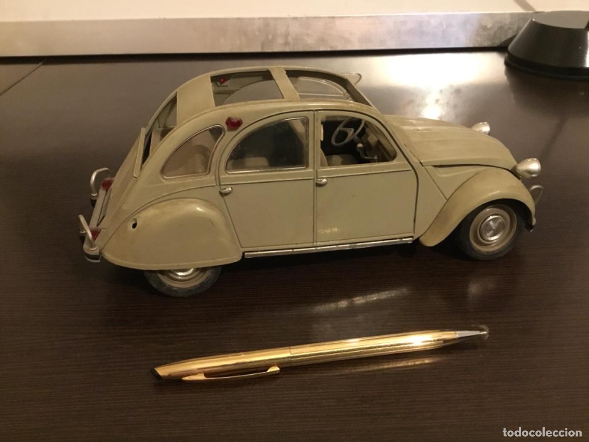Coches a escala: Coche 2CV citroen a escala 1/17 ,S&oacute;lido