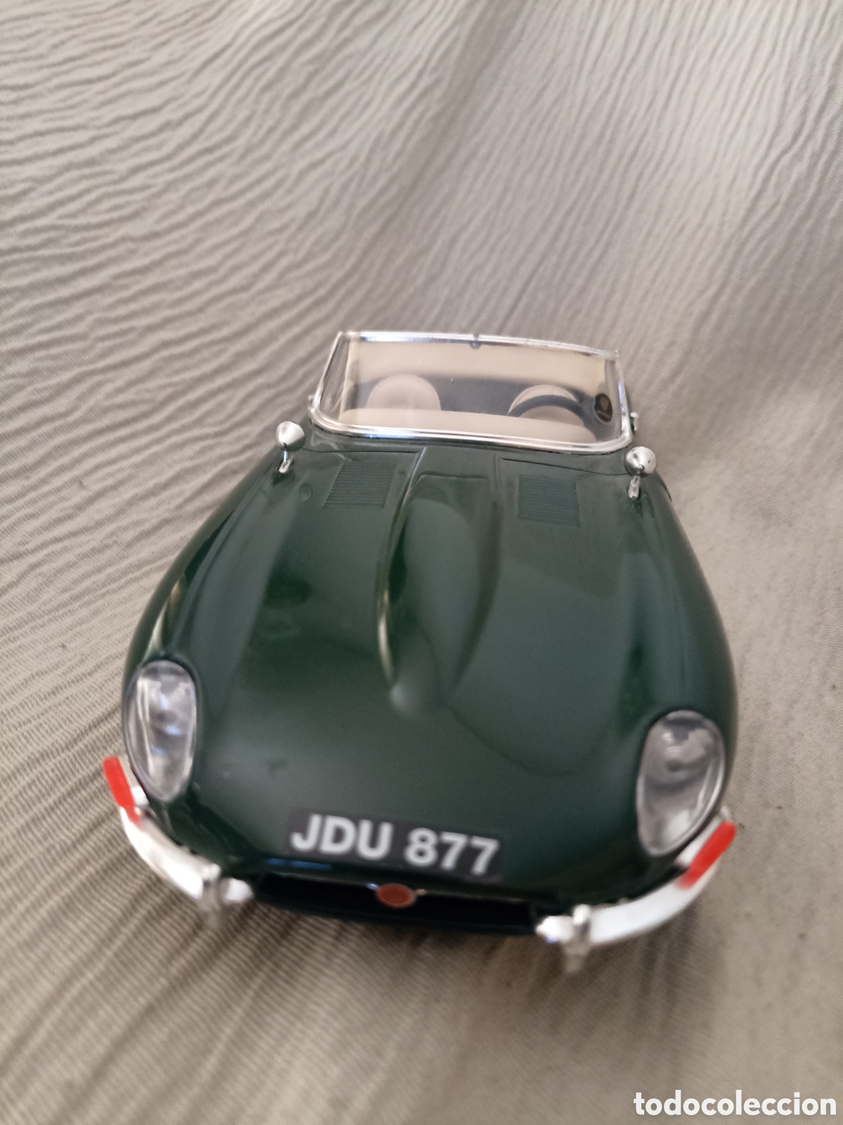 Coches a escala: Jaguar E 1961 Burago escala 1/18