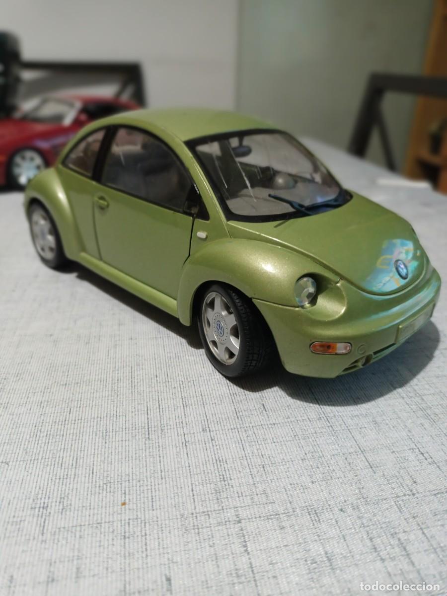 Coches a escala: VOLKSWAGEN NEW BEETLE 1:18 MAISTO.ALG&Uacute;N DEFECTO.