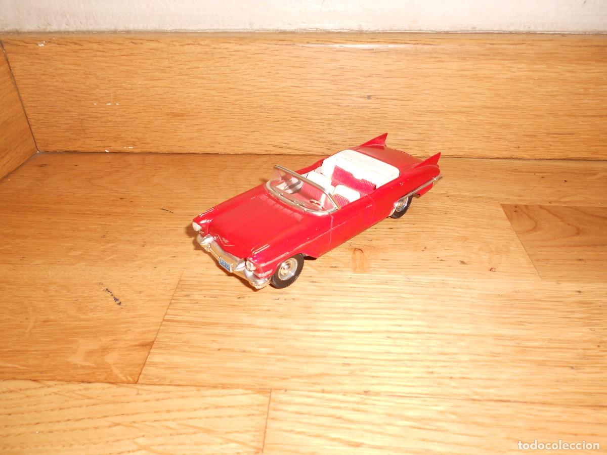 Coches a escala: CADILLAC ELDORADO BIARRITZ 1957 ROJO DESCAPOTABLE - Escala 1:18 - SOLIDO