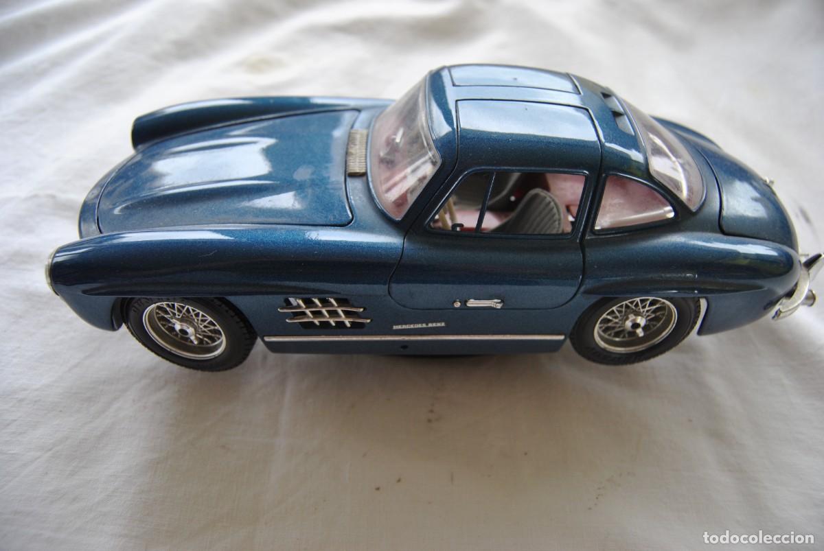 Auto in scala: coche mercedes 300 SL. modelo alas de gaciota. Burago 1/18 met&aacute;lico