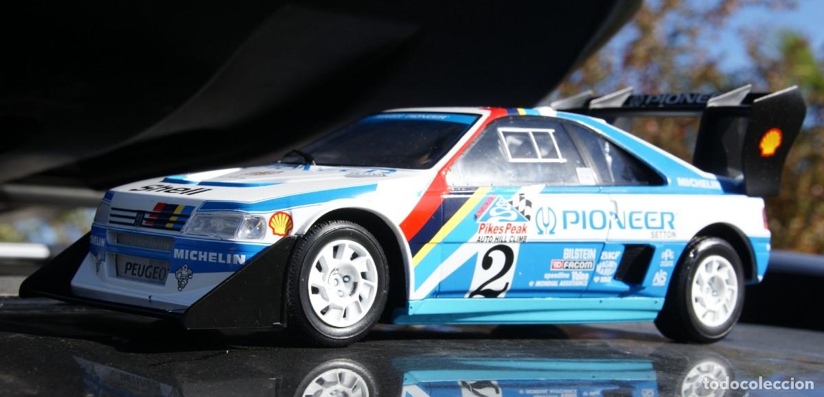 Coches a escala: PEUGEOT 405 TURBO 16 PIKES PEAK 1988 VATANEN ESCALA 1/18 DE ALTAYA EN SU CAJA (LA CAJA ESTA DETERIOR