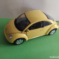 Coches a escala: BURAGO 1/24 WOLKSWAGEN NEW BEETLE 1998 MADE IN ITALY. Lote 191242366