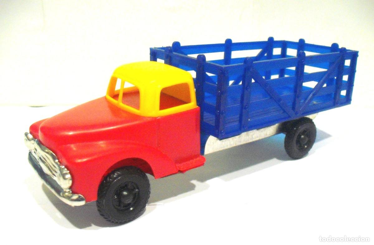 Coches a escala: Camion de remolque en plastico e hojalata - Foto 1