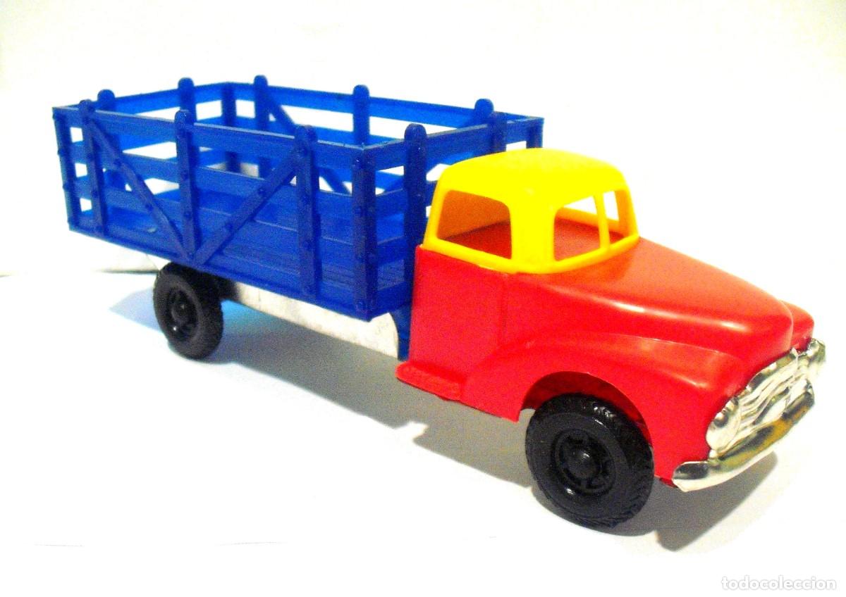 Coches a escala: Camion de remolque en plastico e hojalata - Foto 2