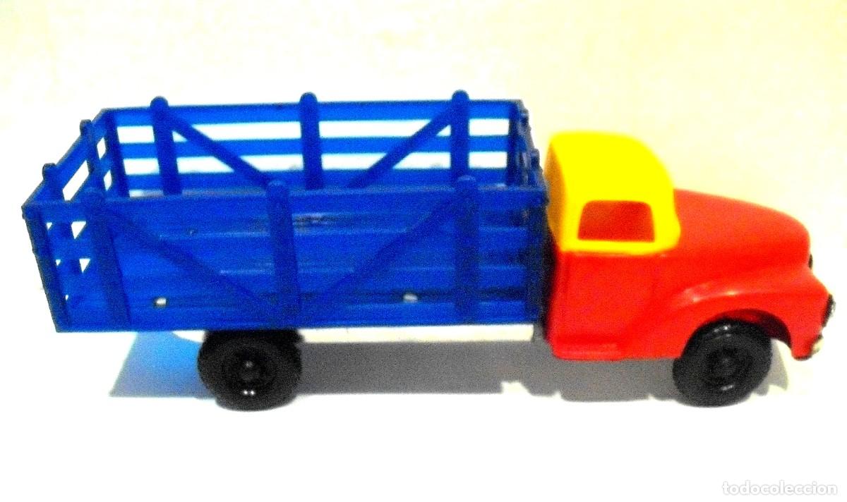 Coches a escala: Camion de remolque en plastico e hojalata - Foto 3