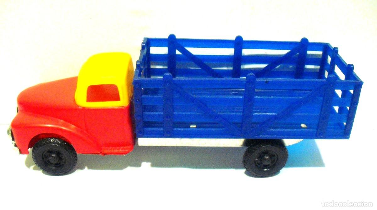 Coches a escala: Camion de remolque en plastico e hojalata - Foto 4