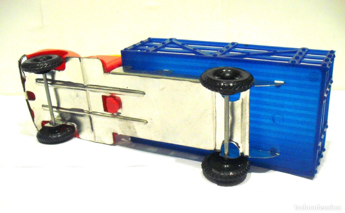 Coches a escala: Camion de remolque en plastico e hojalata - Foto 5
