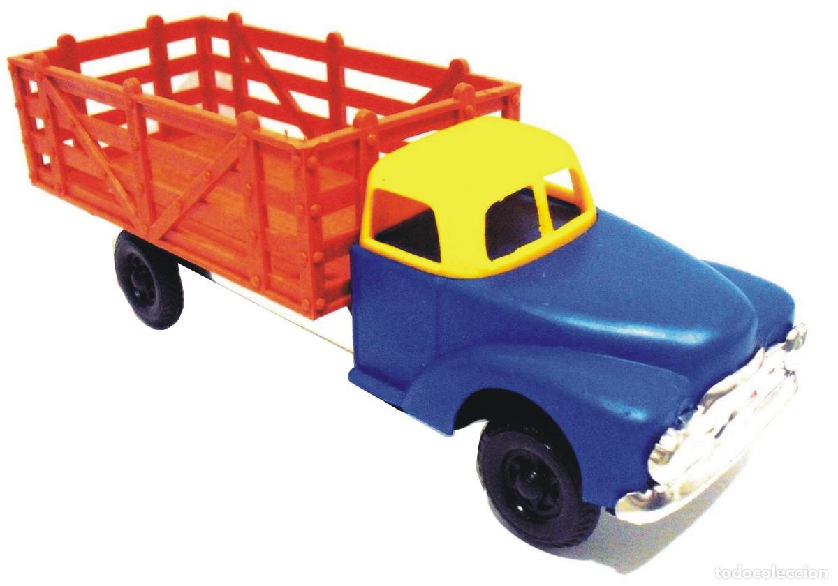 Coches a escala: Camion de remolque en plastico e hojalata - Foto 1