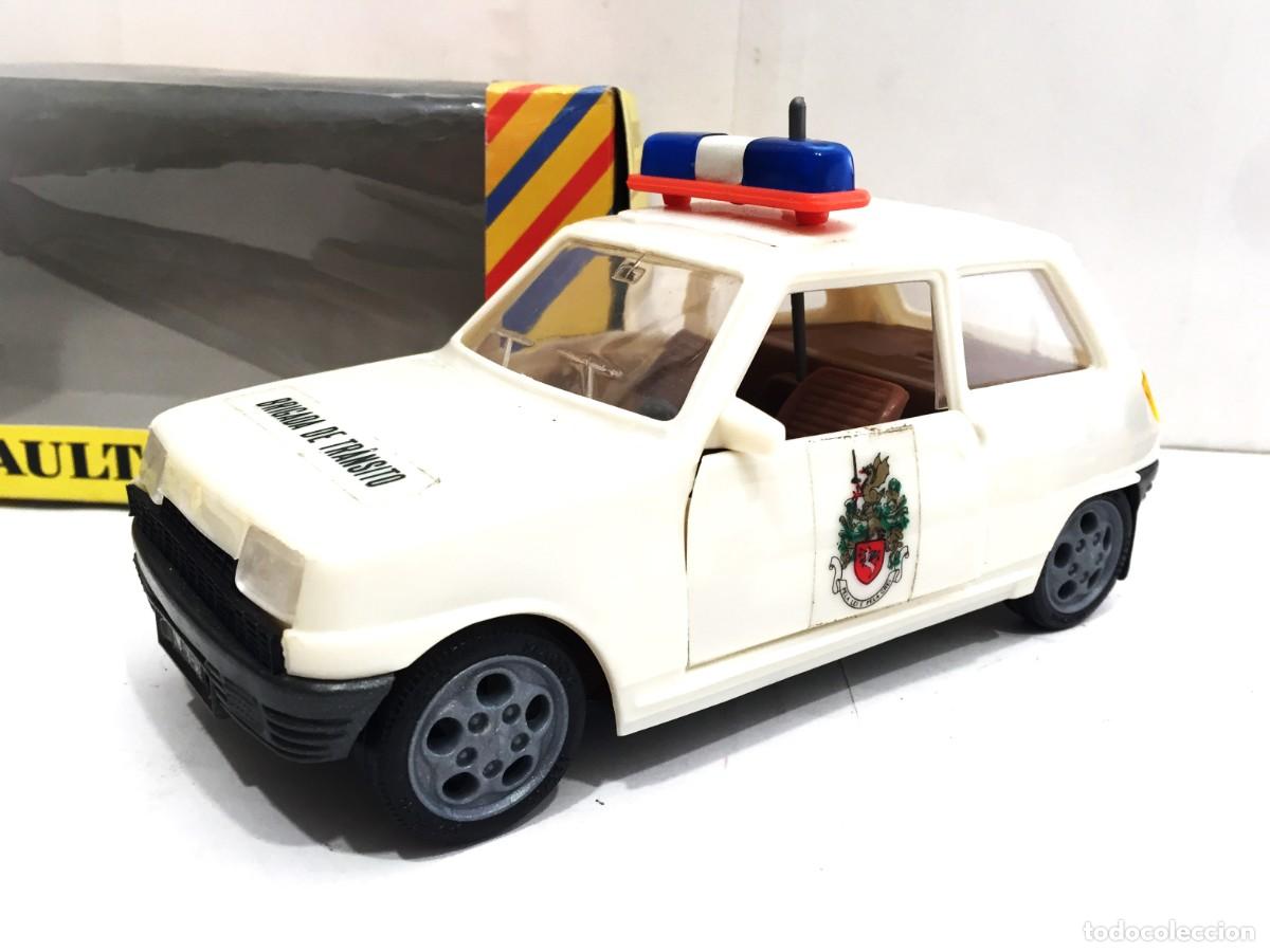 Coches a escala: Renault 5 com friction e sirene da JATO Portugal