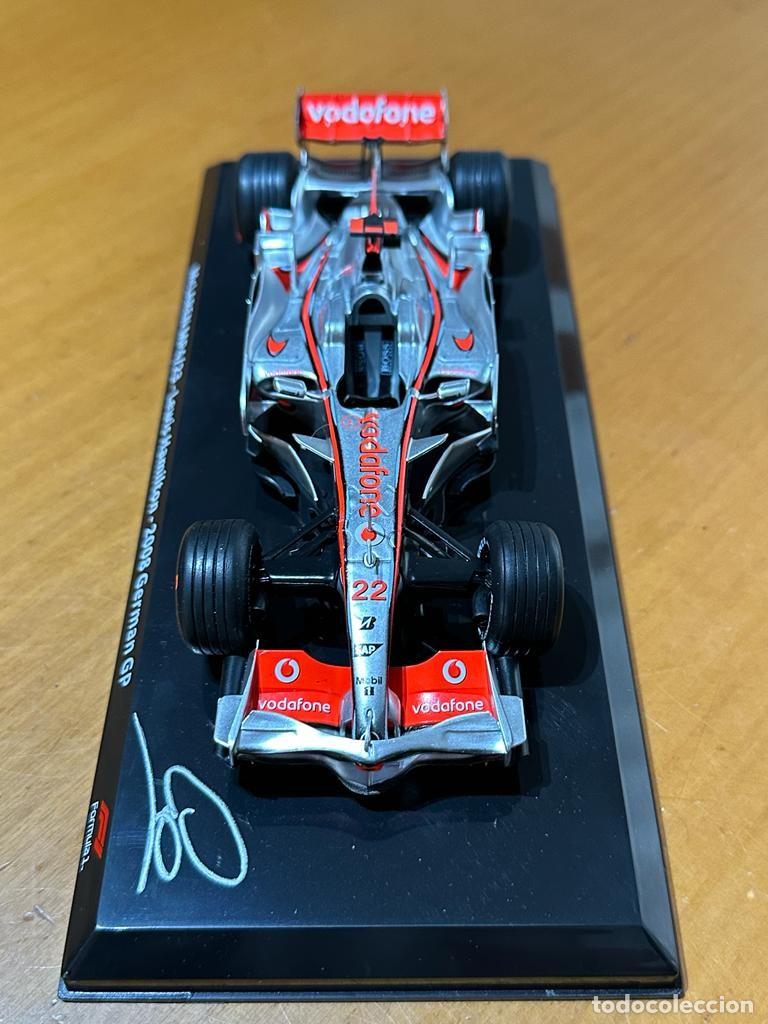Model Cars: Coche escala 1/24 McLaren MP4/23. Firmado personalmente por Lewis Hamilton. Con COA