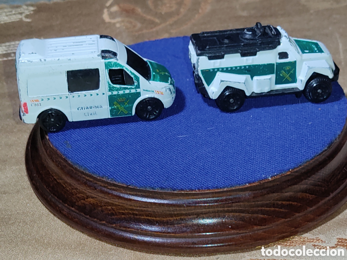 Coches a escala: Furgoneta y tanqueta de la Guardia civil.