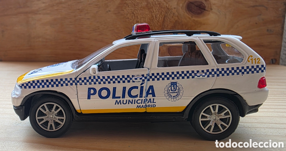 Coches a escala: Volkswagen Touareg Polic&iacute;a Municipal de Madrid 1:32 &ndash; Veh&iacute;culo de colecci&oacute;n en metal (Die-Cast)
