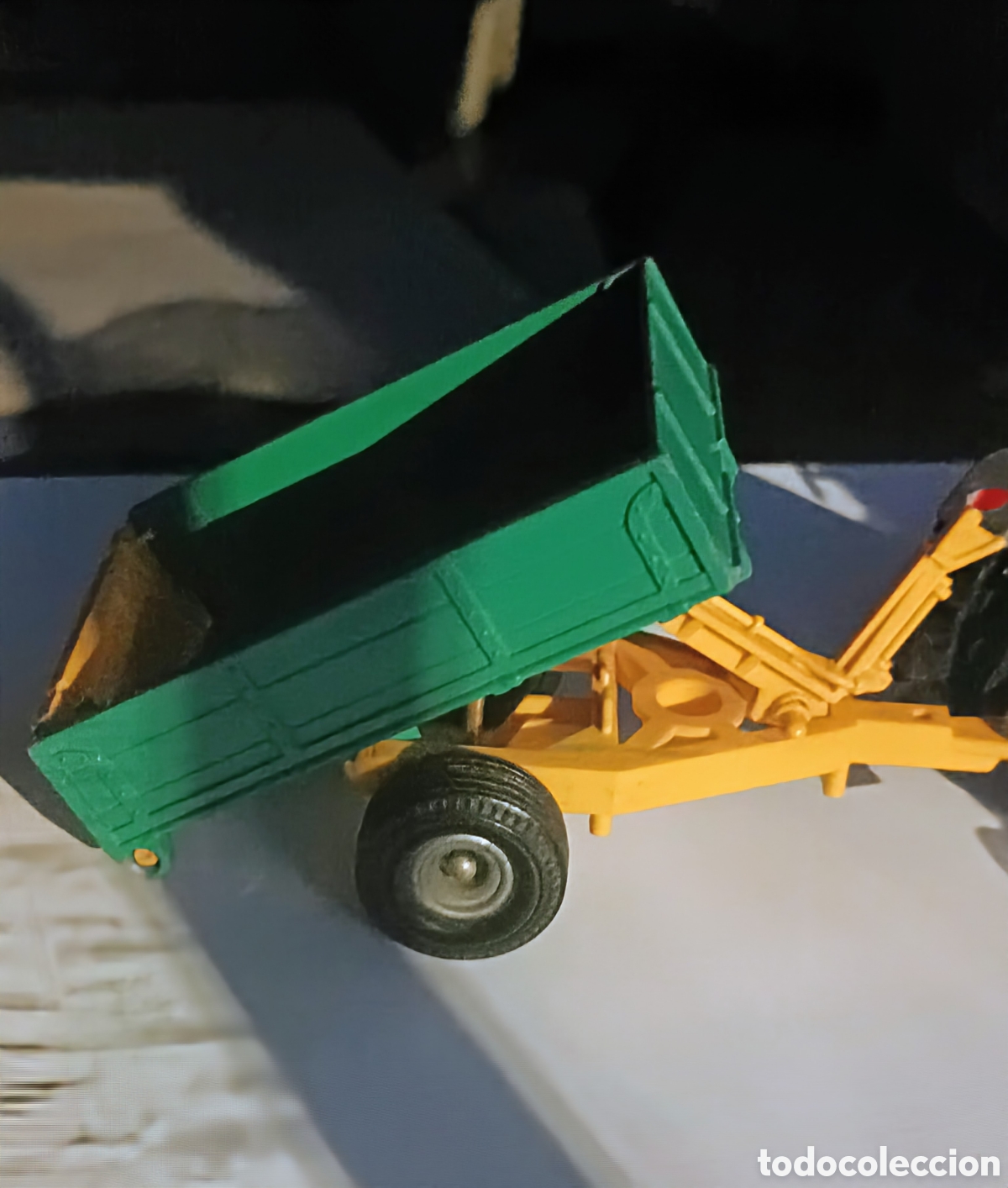 Coches a escala: Carro remolque en miniatura a escala 1:33 Britains