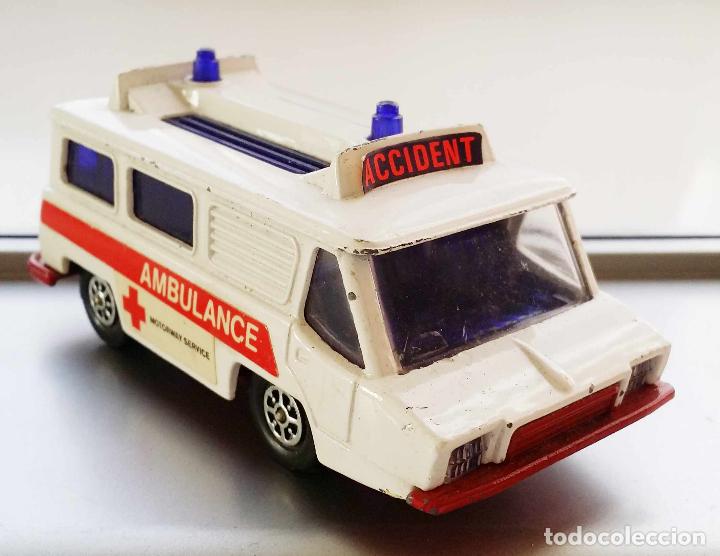 RENAULT AMBULANCE. CORGI. 1/50. BOITE