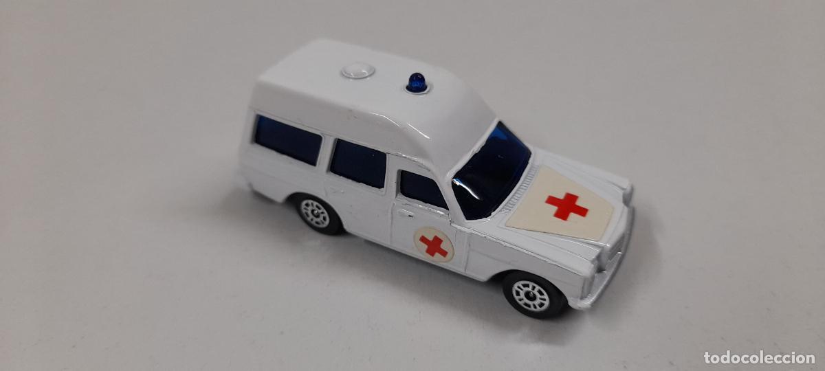 Coches a escala: AMBULANCIA CORGI JUNIORS - MERCEDES BENZ 2200 . MADE IN GT. BRITAIN