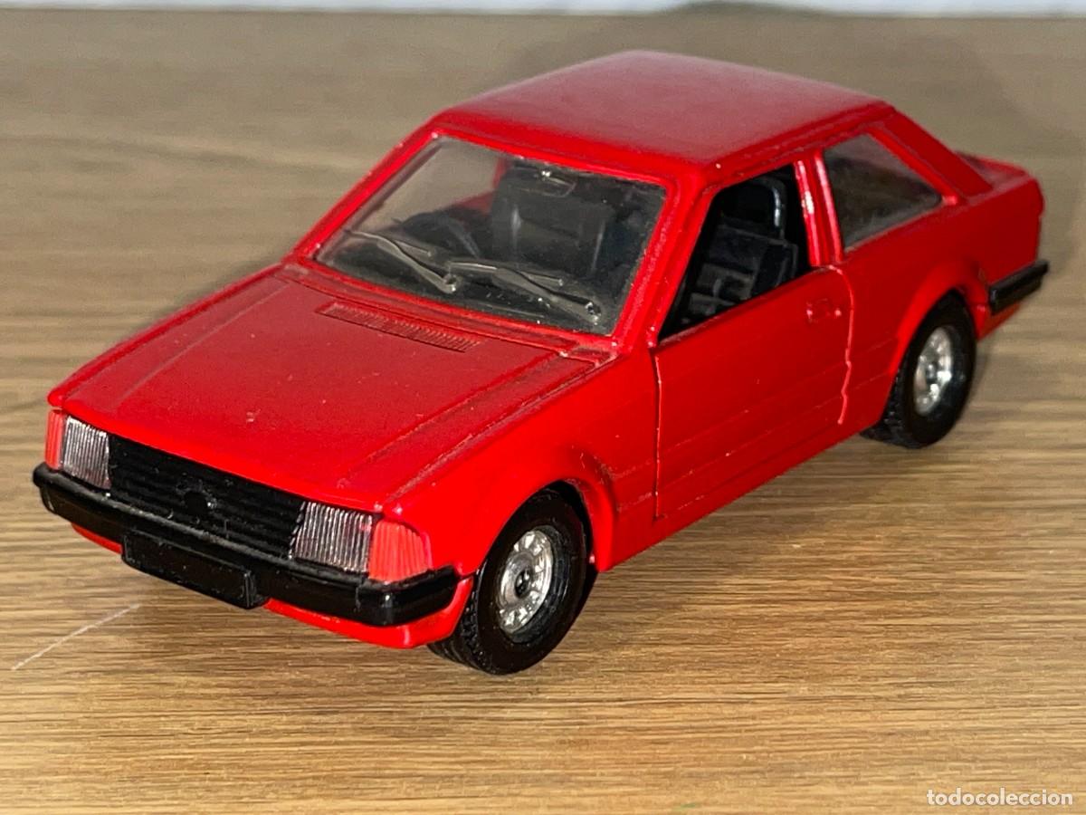 Modellautos: 10- Corgi coche FORD ESCORT 1.3 GL rojo Made in Great Britain a&ntilde;os 80 1:36 raro!
