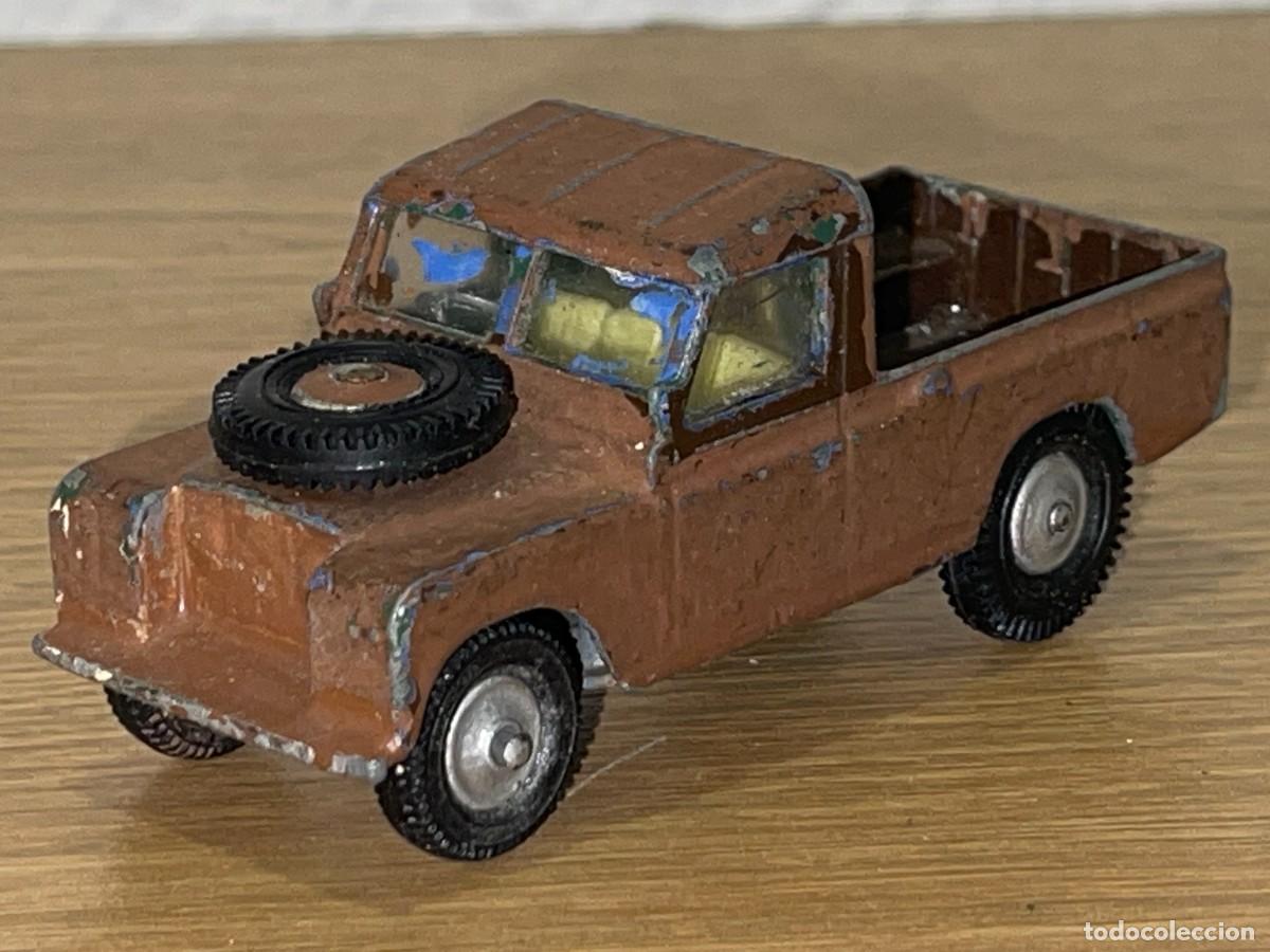 Coches a escala: 19- Corgi Toys coche LAND ROVER 109 WB repintado marr&oacute;n Made in Great Britain die-cast a&ntilde;os 60 1:43