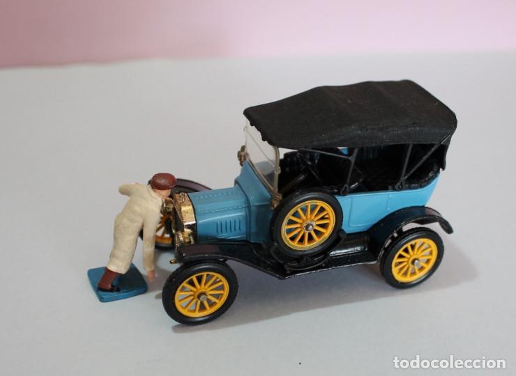 Coches a escala: Ford T 1915 Corgi Toys con personaje