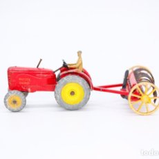 Coches a escala: TRACTOR DINKY TOYS MASSEY HARRIS TRILLADORA, 310 MADE IN ENGLAND. Lote 290193843