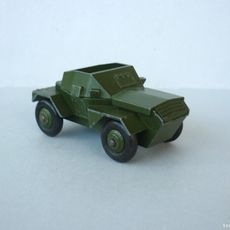 DINKY TOYS, scout car militaire UK avec 1 soldat et 1 siége non percé, beau a DINKY TOYS, scout car militaire UK avec 1 soldat et 1 siége non percé, beau a
