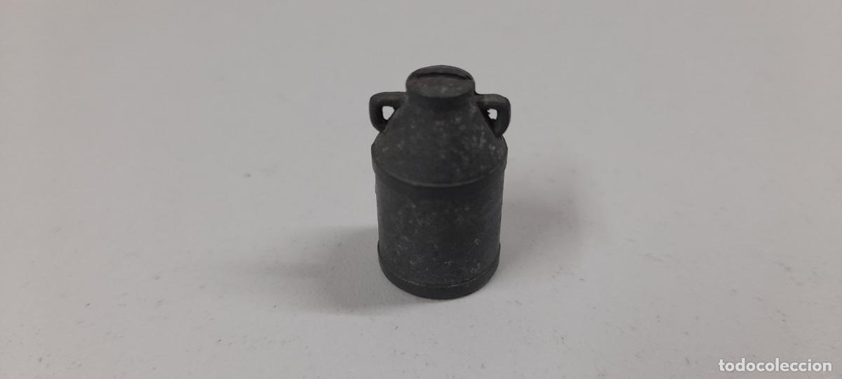 Coches a escala: LECHERA GRANDE PARA CARGA DE CAMIONES . REALIZADA EN METAL . ALTURA 2,5 CM