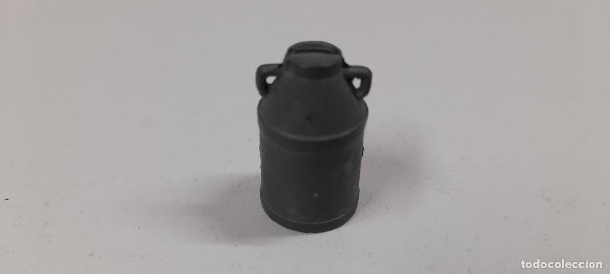 Coches a escala: LECHERA GRANDE PARA CARGA DE CAMIONES . REALIZADA EN METAL . ALTURA 2,5 CM