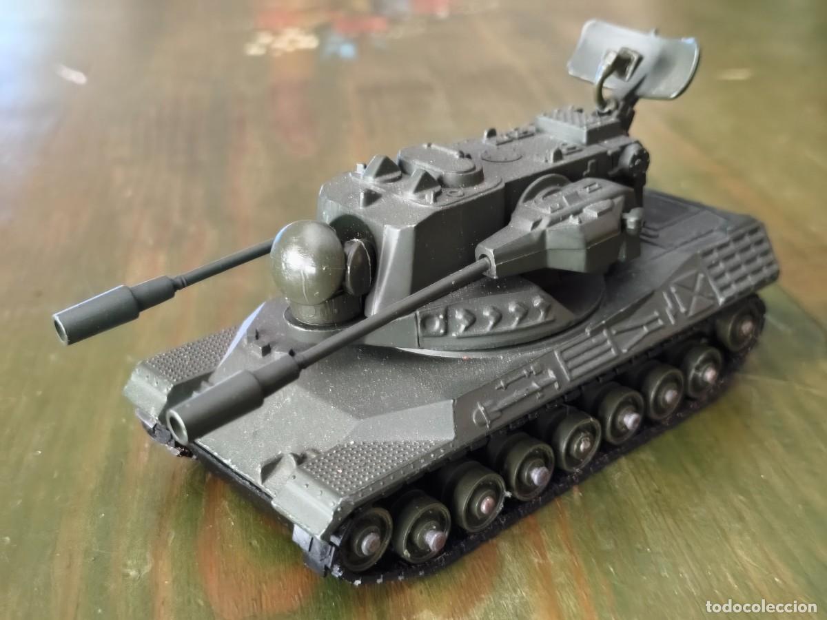 Coches a escala: Dinky Toys Leopard Tank . Tanque antia&eacute;reo Leopard de Dinky Toys, n&ordm; 696 (1975).Metal.