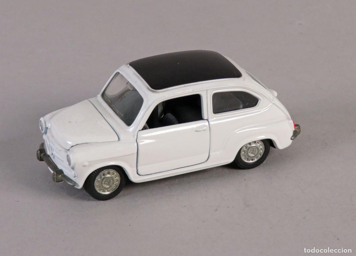 Coches a escala: Seat 600 Auto Pilen 1/43 blanco techo negro Made in Spain