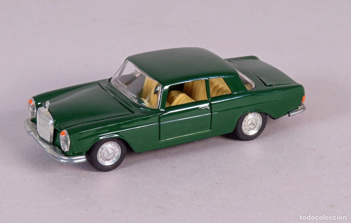 Coches a escala: Mercedes 250 Coup&eacute; Auto Pilen 1/43 Made in Spain color verde a&ntilde;os 70 - 80