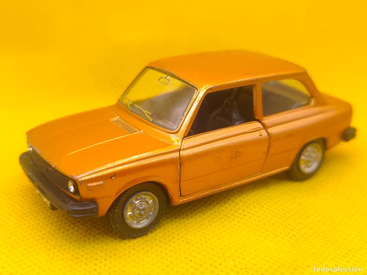 Model Cars: Pilen Volvo 66 DL, coche met&aacute;lico