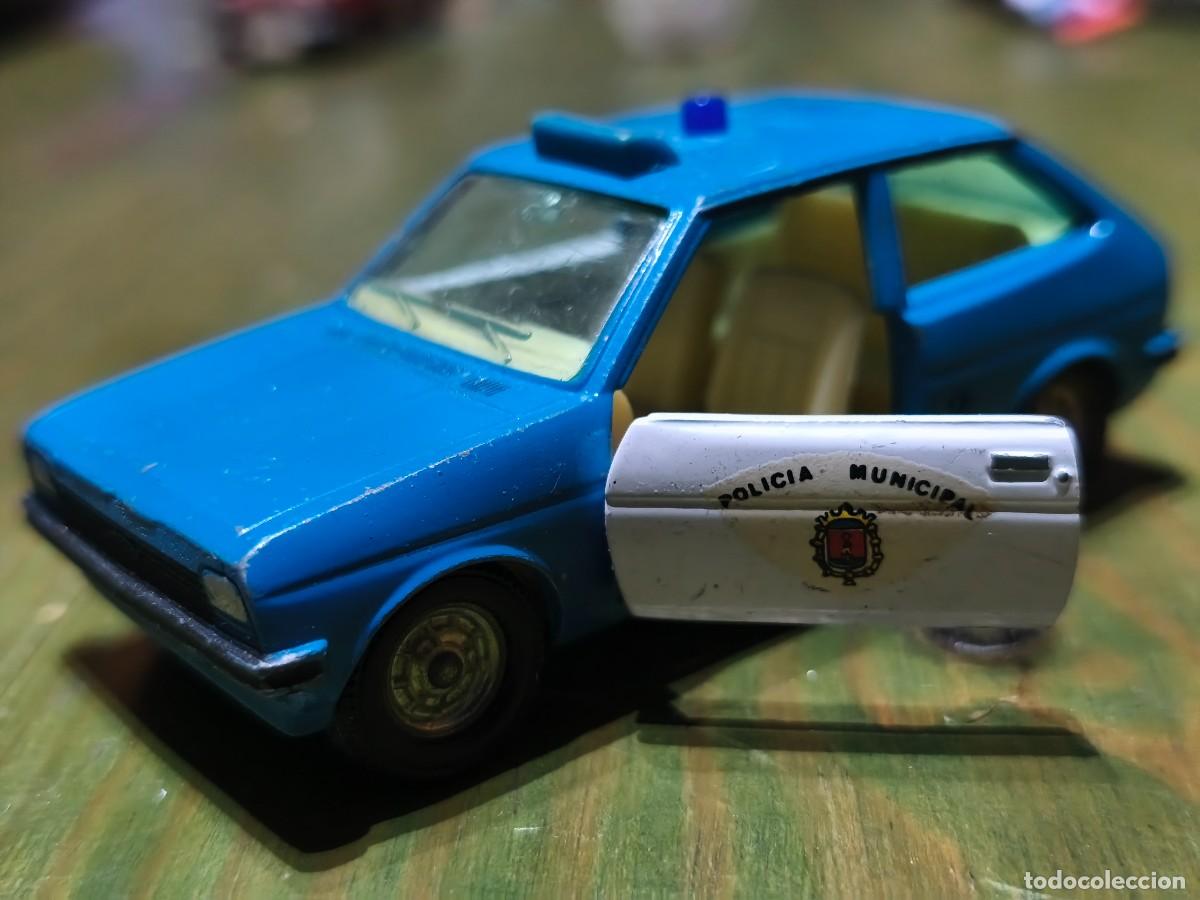 Coches a escala: Ford Fiesta Pilen Polic&iacute;a Municipal Mod. 527