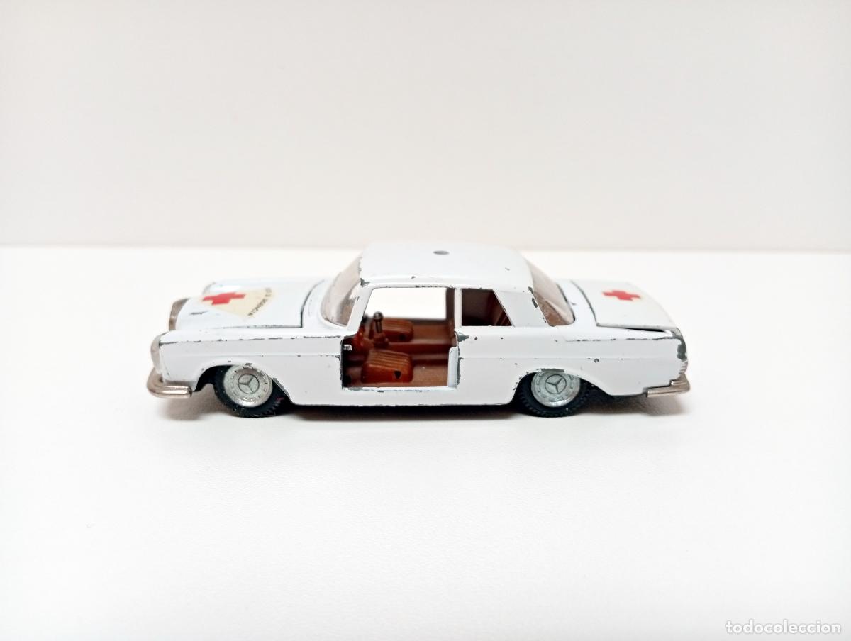 Coches a escala: MERCEDES 250 COUP&Eacute; AMBULANCIA MODELO 296 AUTO PILEN COCHE 1:43 CRUZ ROJA BENZ URGENCIA MOD 305