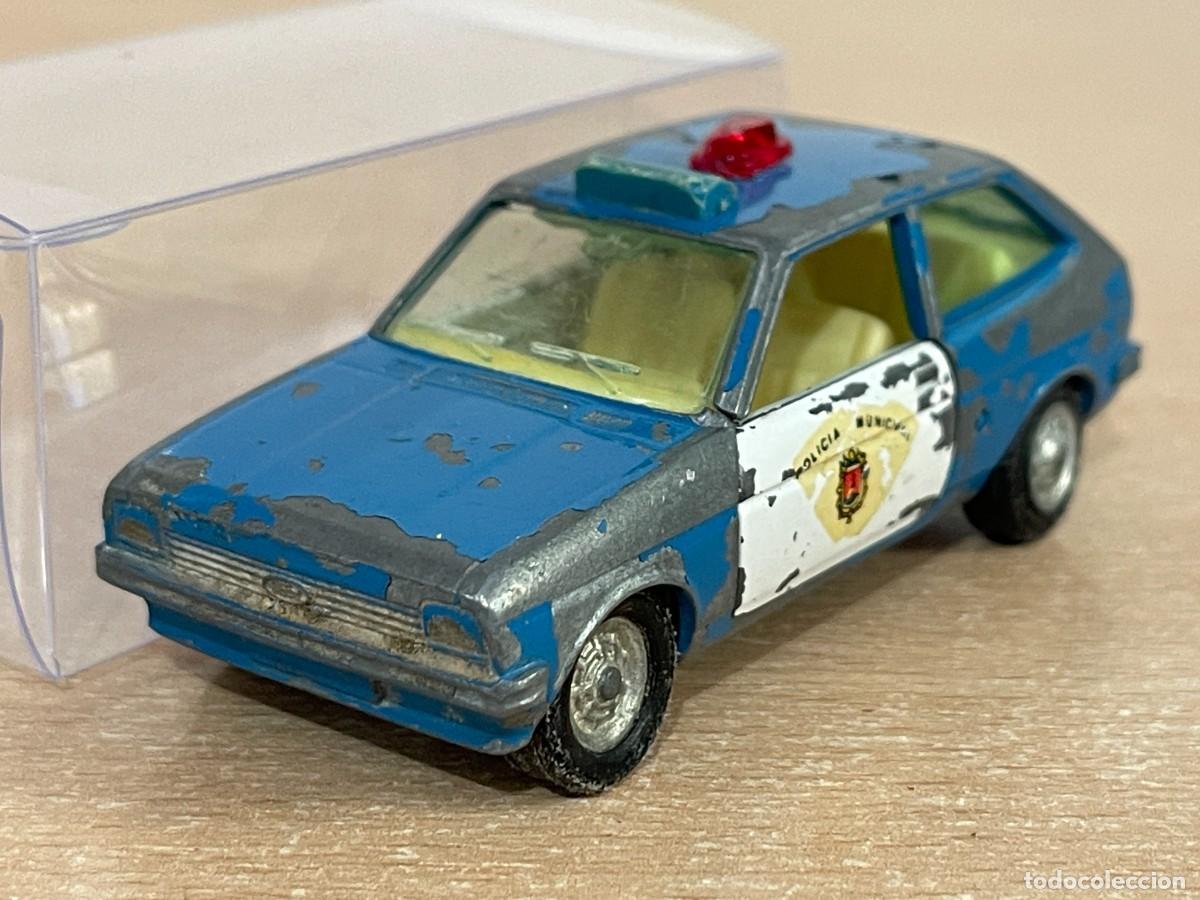 Model Cars: 56- Auto Pilen antiguo coche FORD FIESTA Polic&iacute;a Municipal Mod 527 1:43 Made in Spain die-cast 70's