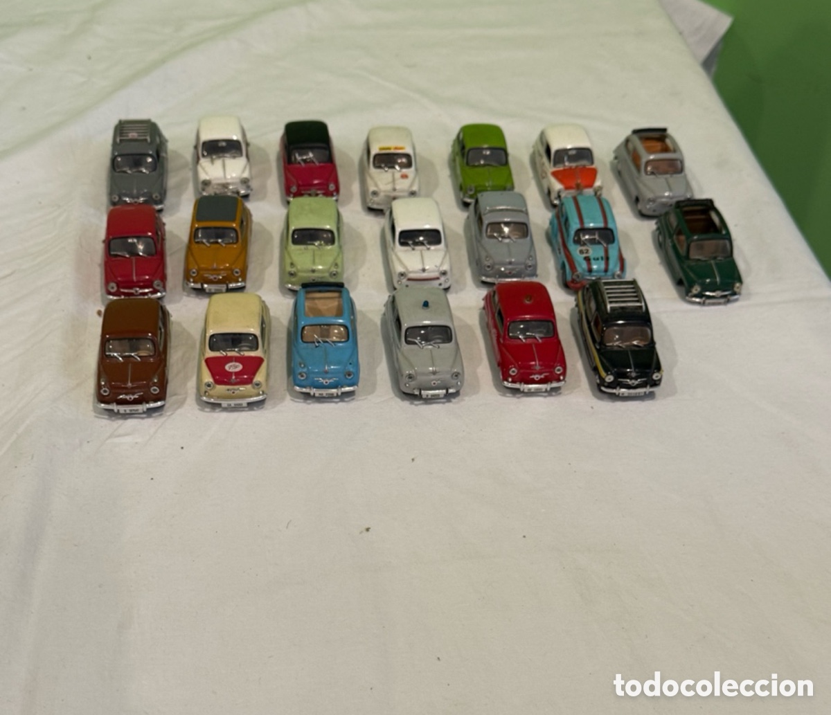 Coches a escala: Lote de 22 coches Seat 600 met&aacute;licos Solido escala 1/43 vintage