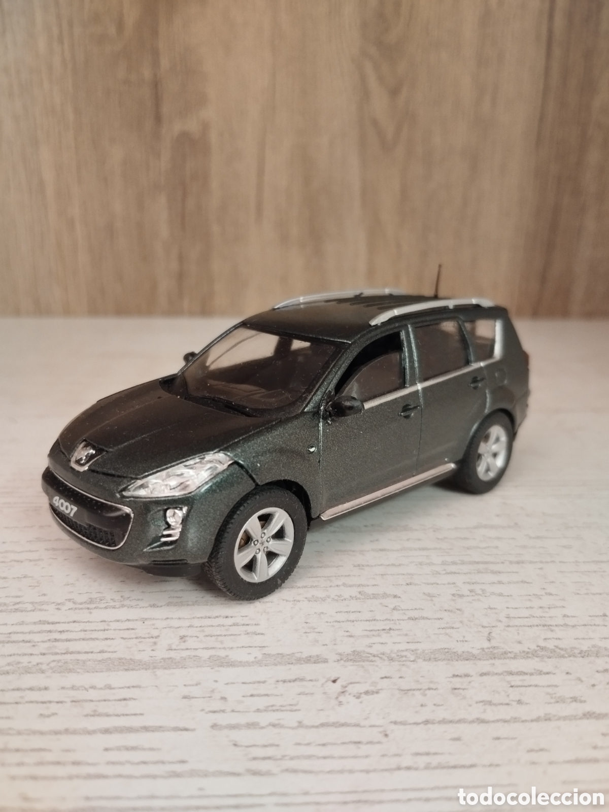 Coches a escala: PEUGEOT 4007 SOLIDO e 1.43